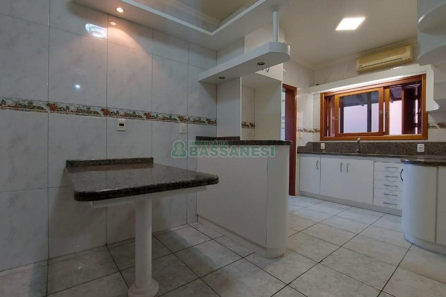 Casa com 312m², 4 dormitórios, 2 vagas, no bairro Cristo Redentor em Caxias do Sul para Alugar