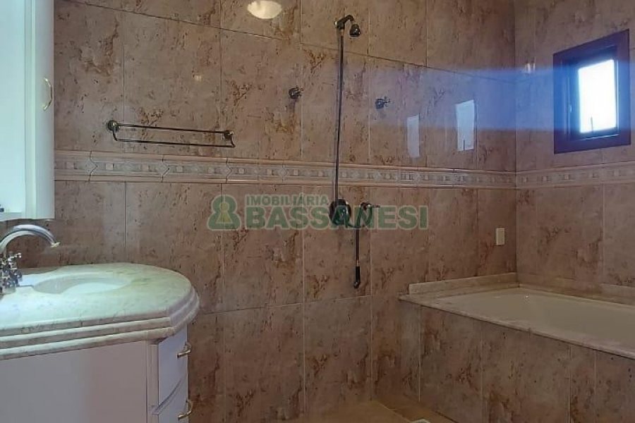 Casa com 312m², 4 dormitórios, 2 vagas, no bairro Cristo Redentor em Caxias do Sul para Alugar