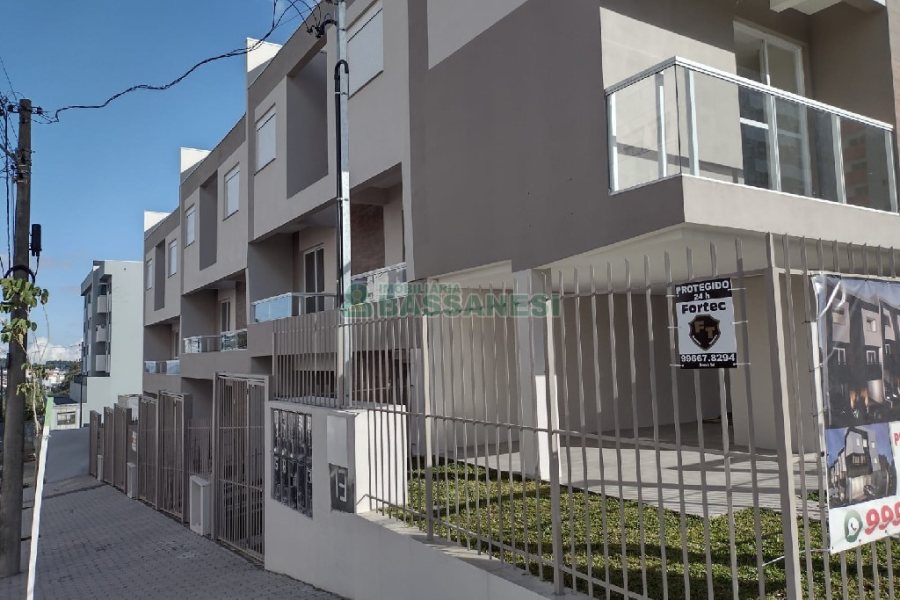Sobrado com 94m², 3 dormitórios, 2 vagas, no bairro Vila Verde em Caxias do Sul para Comprar