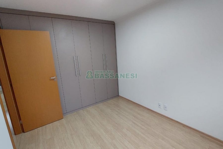 Apartamento com 93m², 3 dormitórios, 1 vaga, no bairro Madureira em Caxias do Sul para Alugar