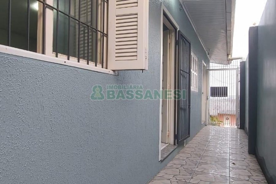 Casa com 84m², 2 dormitórios, 1 vaga, no bairro Cristo Redentor em Caxias do Sul para Alugar