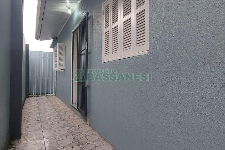 Casa com 84m², 2 dormitórios, 1 vaga, no bairro Cristo Redentor em Caxias do Sul para Alugar