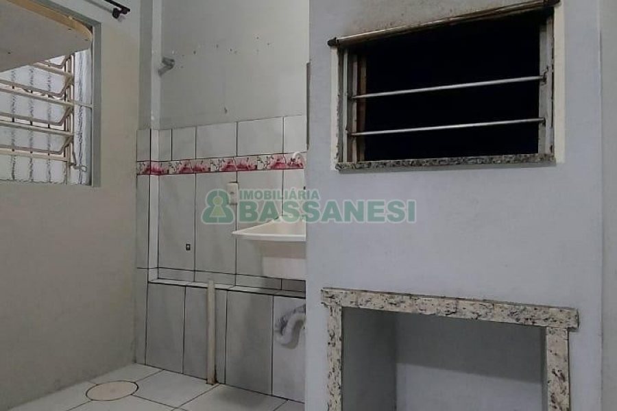 Casa com 84m², 2 dormitórios, 1 vaga, no bairro Cristo Redentor em Caxias do Sul para Alugar