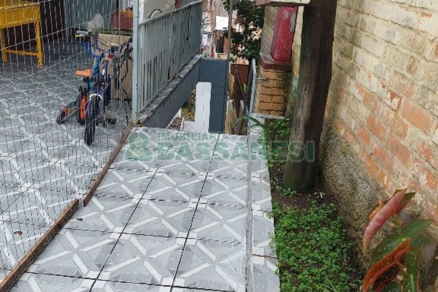 Casa com 50m², 2 dormitórios, no bairro São Leopoldo em Caxias do Sul para Comprar