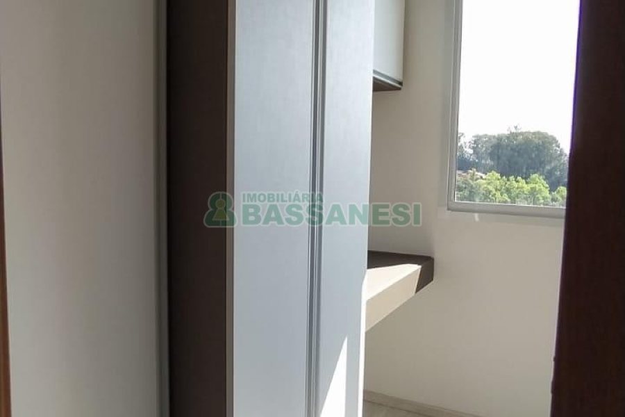 Apto Mobiliado com 58m², 2 dormitórios, 1 vaga, no bairro Petrópolis em Caxias do Sul para Comprar