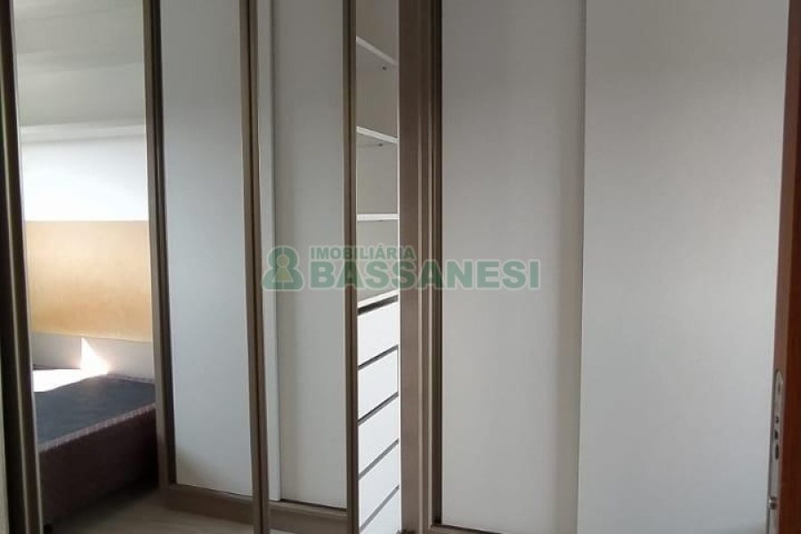Apto Mobiliado com 58m², 2 dormitórios, 1 vaga, no bairro Petrópolis em Caxias do Sul para Comprar