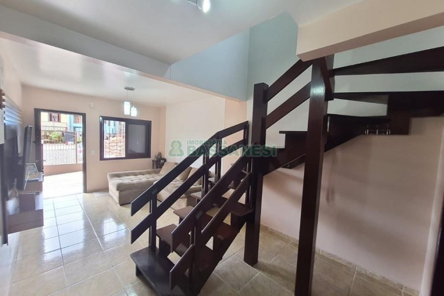 Sobrado com 111m², 2 dormitórios, 2 vagas, no bairro Nossa Senhora da Saúde em Caxias do Sul para Comprar