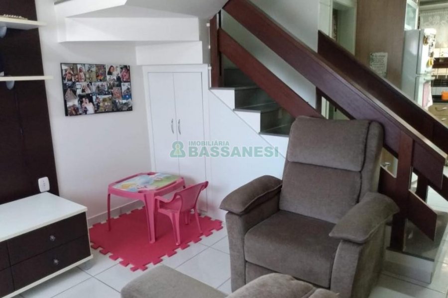 Sobrado com 111m², 2 dormitórios, 2 vagas, no bairro Nossa Senhora da Saúde em Caxias do Sul para Comprar