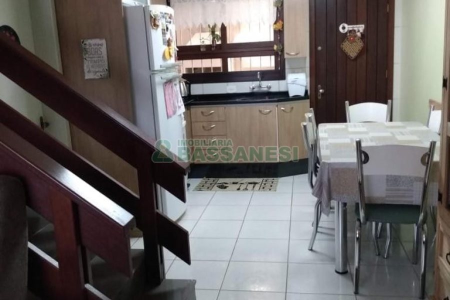 Sobrado com 111m², 2 dormitórios, 2 vagas, no bairro Nossa Senhora da Saúde em Caxias do Sul para Comprar