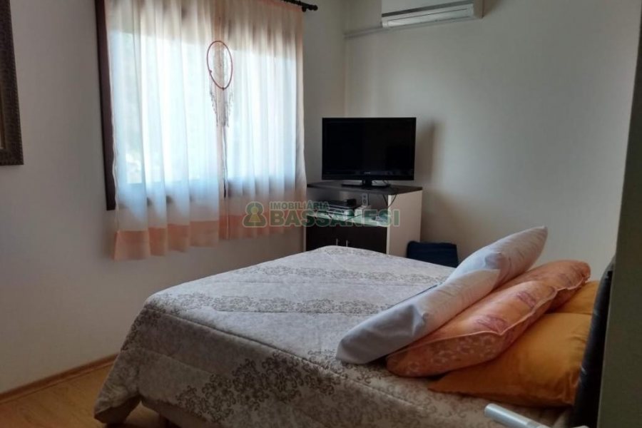 Sobrado com 111m², 2 dormitórios, 2 vagas, no bairro Nossa Senhora da Saúde em Caxias do Sul para Comprar