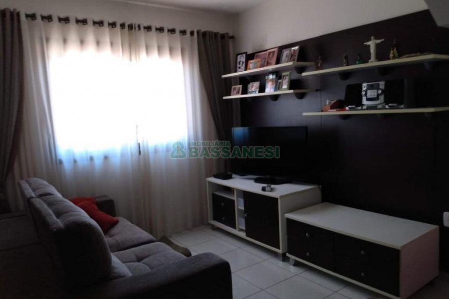 Sobrado com 111m², 2 dormitórios, 2 vagas, no bairro Nossa Senhora da Saúde em Caxias do Sul para Comprar