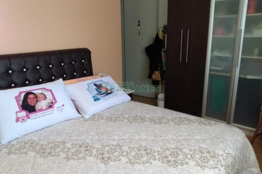 Sobrado com 111m², 2 dormitórios, 2 vagas, no bairro Nossa Senhora da Saúde em Caxias do Sul para Comprar