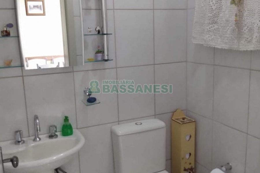 Sobrado com 111m², 2 dormitórios, 2 vagas, no bairro Nossa Senhora da Saúde em Caxias do Sul para Comprar