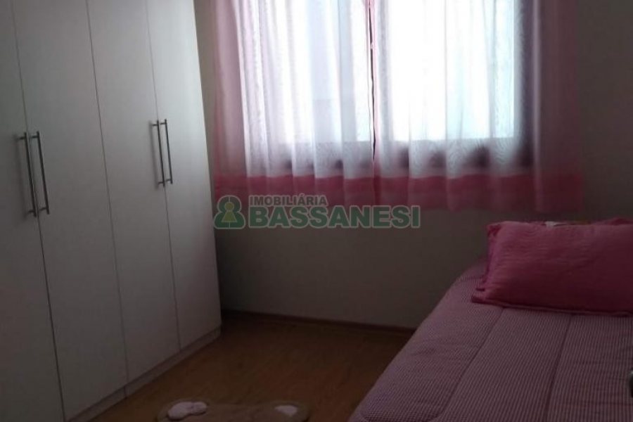 Sobrado com 111m², 2 dormitórios, 2 vagas, no bairro Nossa Senhora da Saúde em Caxias do Sul para Comprar