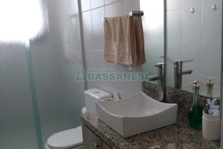 Sobrado com 111m², 2 dormitórios, 2 vagas, no bairro Nossa Senhora da Saúde em Caxias do Sul para Comprar