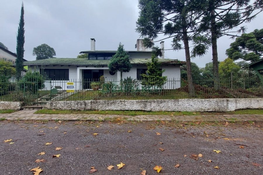 Casa Comercial com 366m², 6 dormitórios, 3 vagas, no bairro São Cristóvão em Caxias do Sul para Comprar