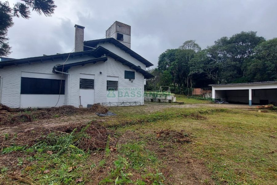 Casa Comercial com 366m², 6 dormitórios, 3 vagas, no bairro São Cristóvão em Caxias do Sul para Comprar