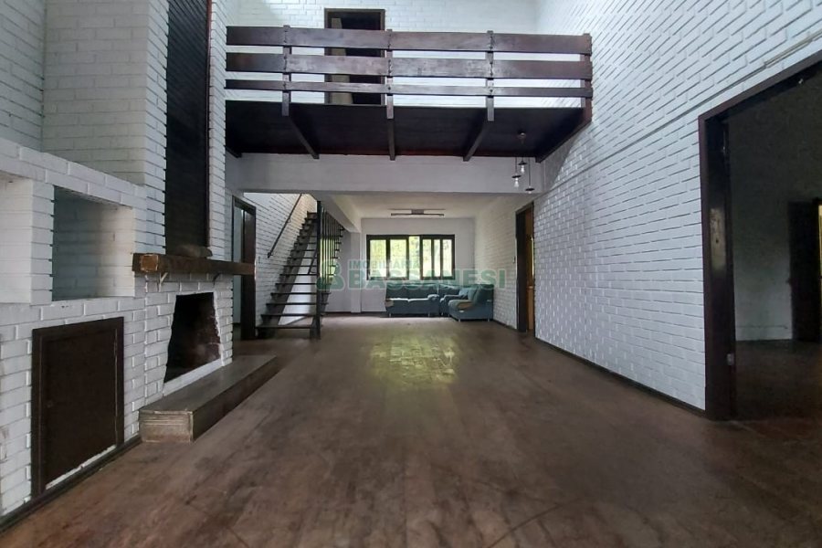 Casa Comercial com 366m², 6 dormitórios, 3 vagas, no bairro São Cristóvão em Caxias do Sul para Comprar