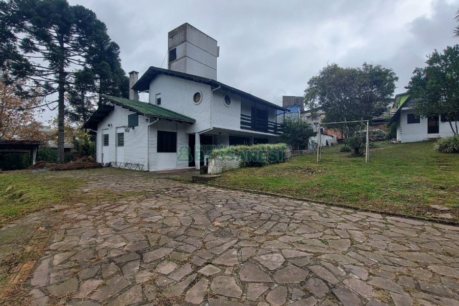 Casa Comercial com 366m², 6 dormitórios, 3 vagas, no bairro São Cristóvão em Caxias do Sul para Comprar