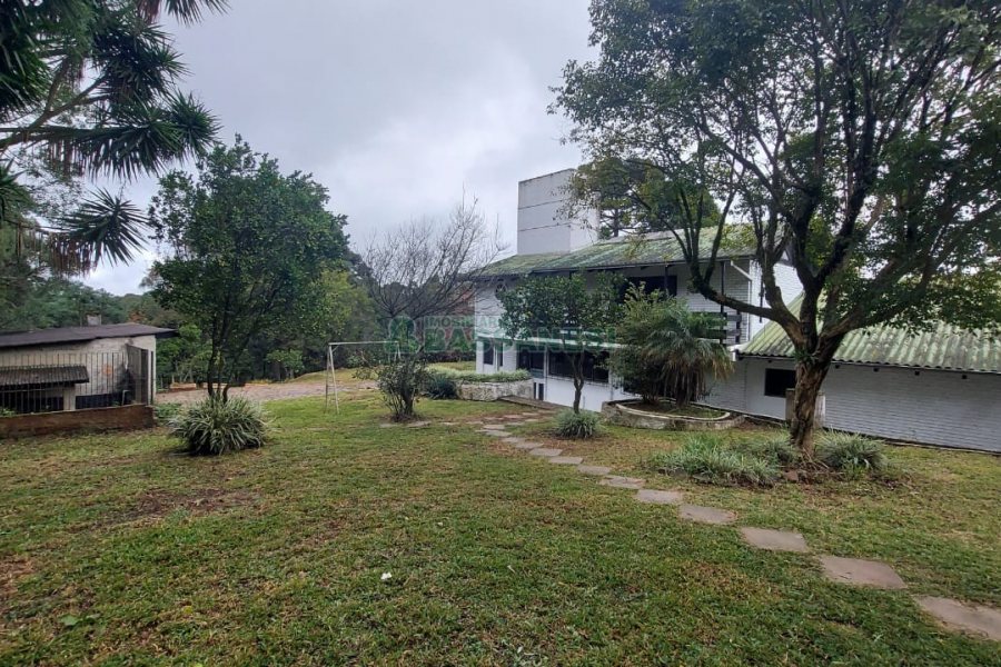 Casa Comercial com 366m², 6 dormitórios, 3 vagas, no bairro São Cristóvão em Caxias do Sul para Comprar