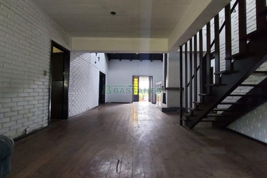 Casa Comercial com 366m², 6 dormitórios, 3 vagas, no bairro São Cristóvão em Caxias do Sul para Comprar