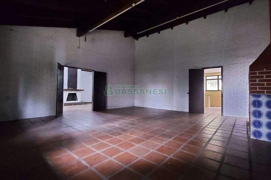 Casa Comercial com 366m², 6 dormitórios, 3 vagas, no bairro São Cristóvão em Caxias do Sul para Comprar