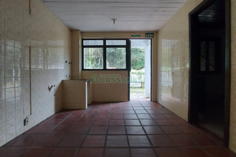 Casa Comercial com 366m², 6 dormitórios, 3 vagas, no bairro São Cristóvão em Caxias do Sul para Comprar