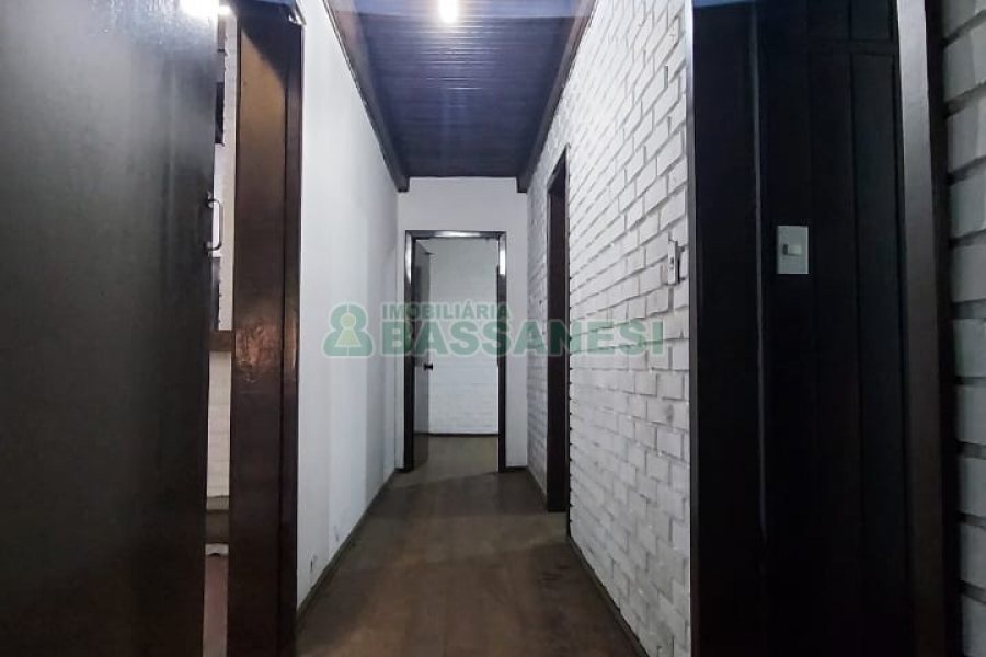 Casa Comercial com 366m², 6 dormitórios, 3 vagas, no bairro São Cristóvão em Caxias do Sul para Comprar