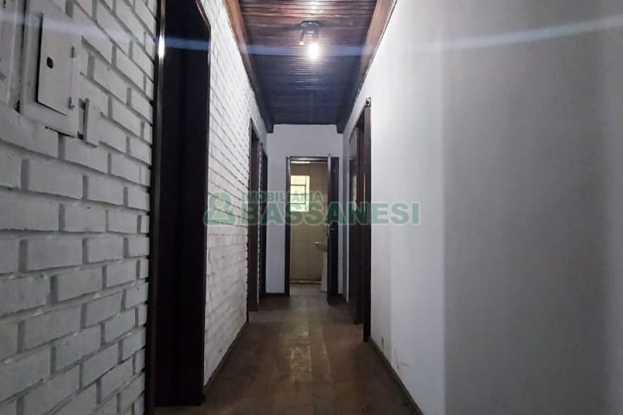 Casa Comercial com 366m², 6 dormitórios, 3 vagas, no bairro São Cristóvão em Caxias do Sul para Comprar