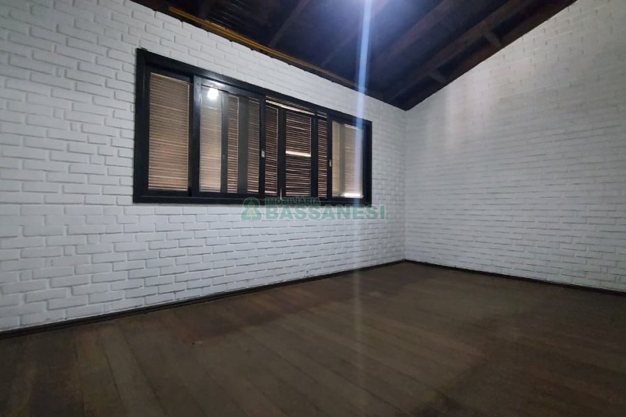 Casa Comercial com 366m², 6 dormitórios, 3 vagas, no bairro São Cristóvão em Caxias do Sul para Comprar