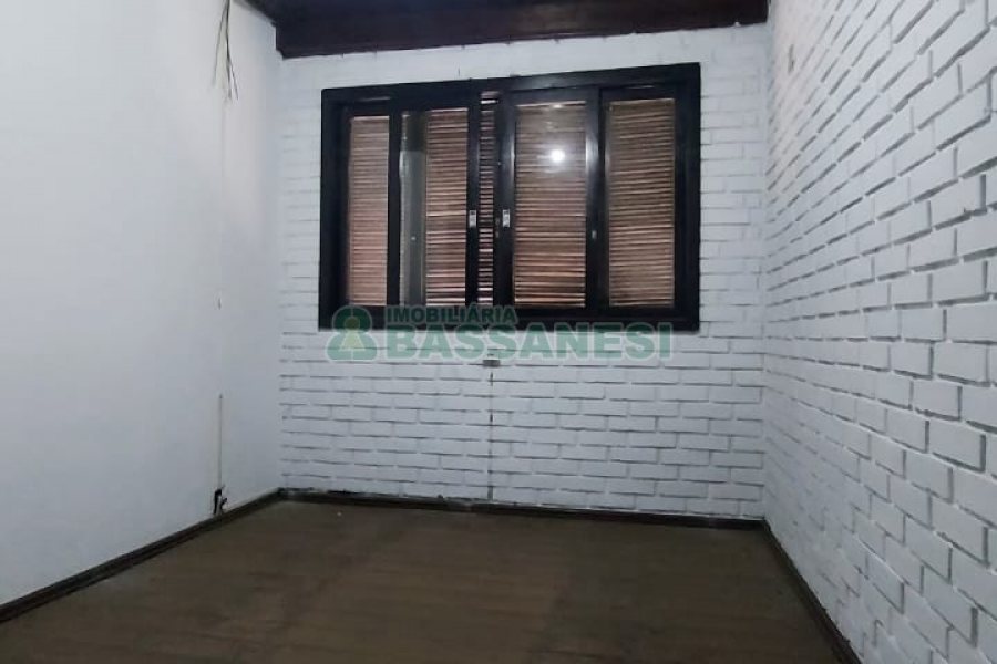 Casa Comercial com 366m², 6 dormitórios, 3 vagas, no bairro São Cristóvão em Caxias do Sul para Comprar