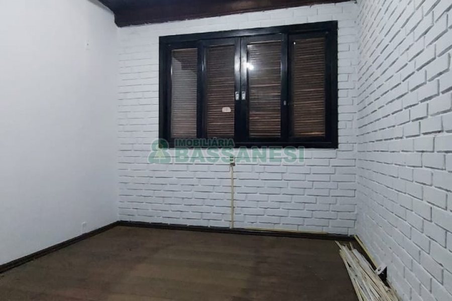 Casa Comercial com 366m², 6 dormitórios, 3 vagas, no bairro São Cristóvão em Caxias do Sul para Comprar