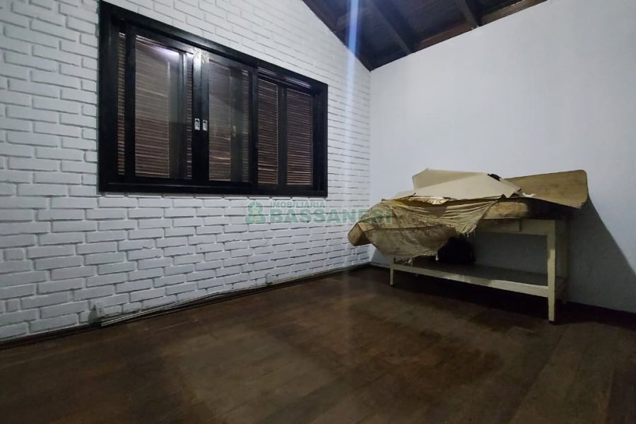 Casa Comercial com 366m², 6 dormitórios, 3 vagas, no bairro São Cristóvão em Caxias do Sul para Comprar