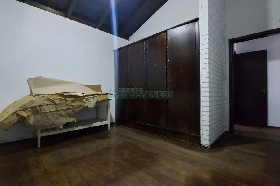 Casa Comercial com 366m², 6 dormitórios, 3 vagas, no bairro São Cristóvão em Caxias do Sul para Comprar