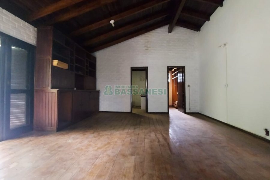 Casa Comercial com 366m², 6 dormitórios, 3 vagas, no bairro São Cristóvão em Caxias do Sul para Comprar