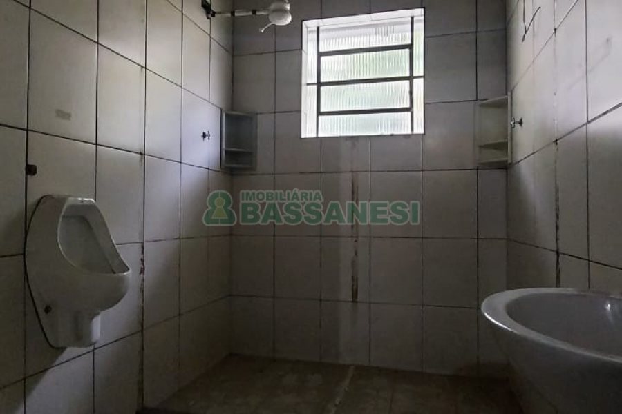 Casa Comercial com 366m², 6 dormitórios, 3 vagas, no bairro São Cristóvão em Caxias do Sul para Comprar