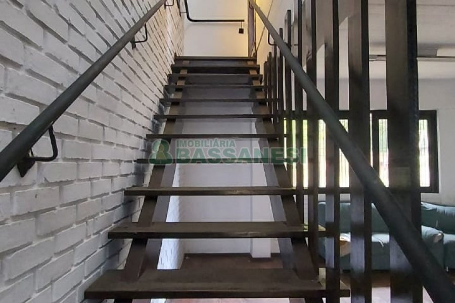 Casa Comercial com 366m², 6 dormitórios, 3 vagas, no bairro São Cristóvão em Caxias do Sul para Comprar