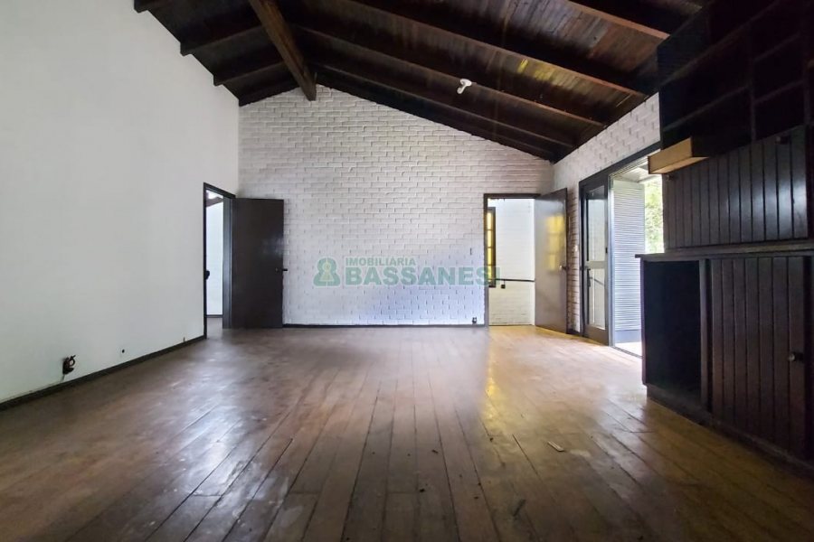 Casa Comercial com 366m², 6 dormitórios, 3 vagas, no bairro São Cristóvão em Caxias do Sul para Comprar