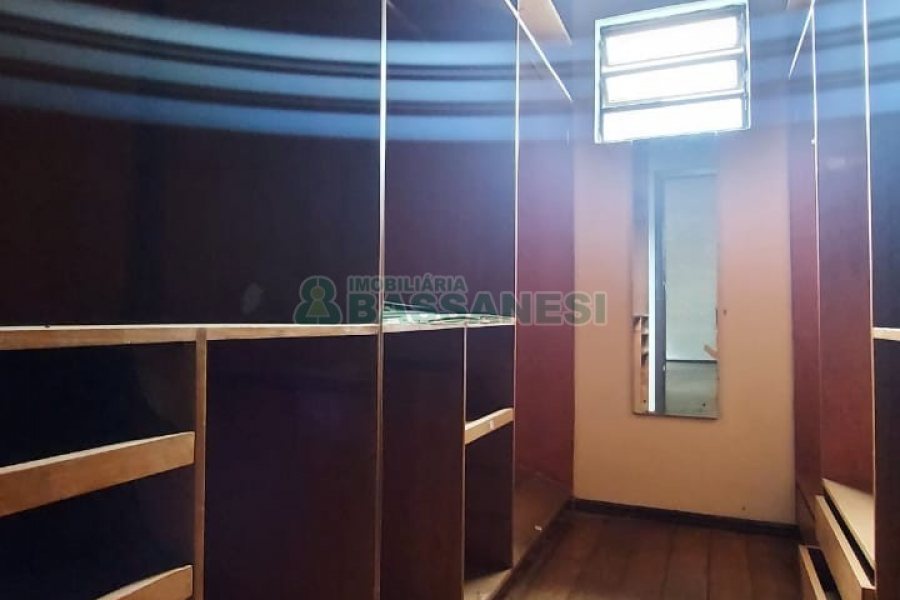 Casa Comercial com 366m², 6 dormitórios, 3 vagas, no bairro São Cristóvão em Caxias do Sul para Comprar