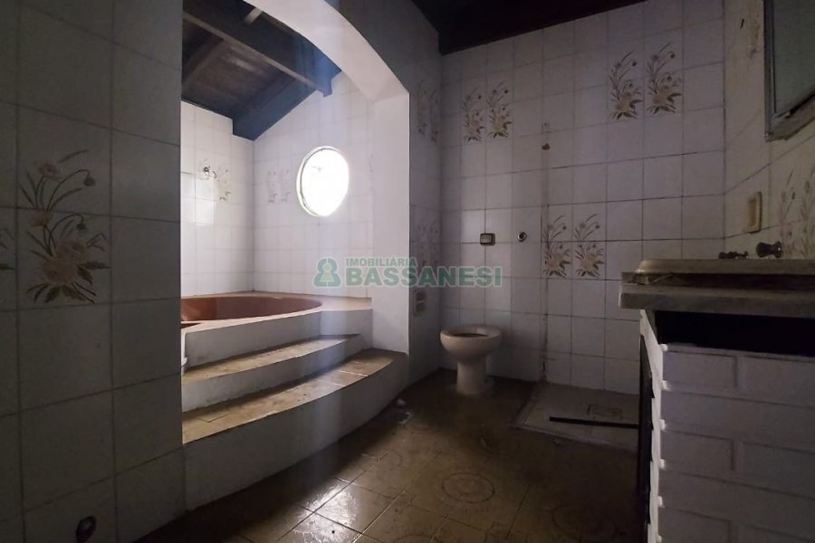 Casa Comercial com 366m², 6 dormitórios, 3 vagas, no bairro São Cristóvão em Caxias do Sul para Comprar