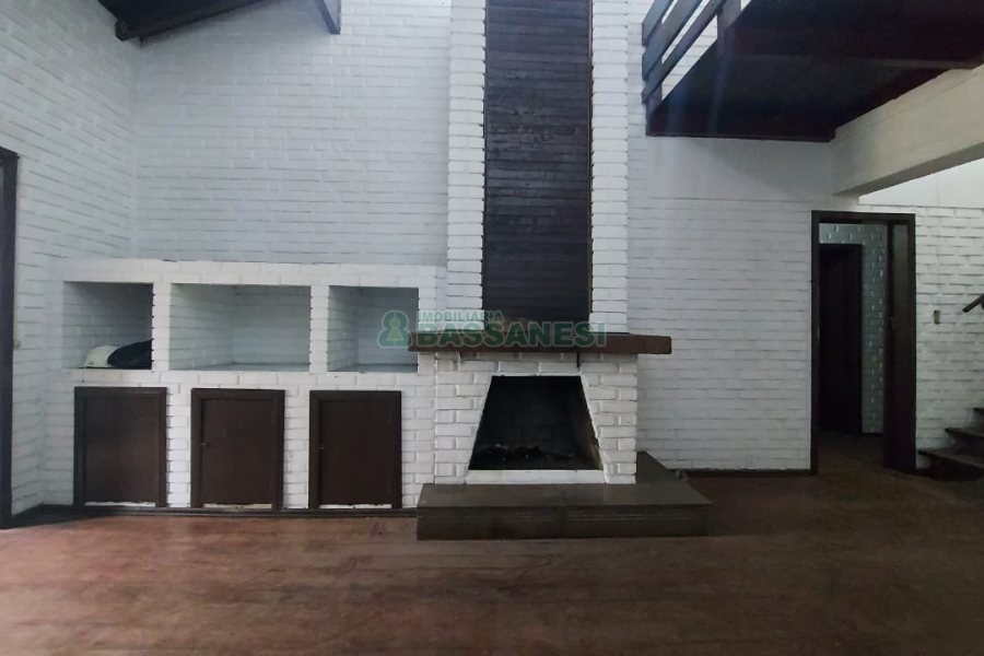 Casa Comercial com 366m², 6 dormitórios, 3 vagas, no bairro São Cristóvão em Caxias do Sul para Comprar