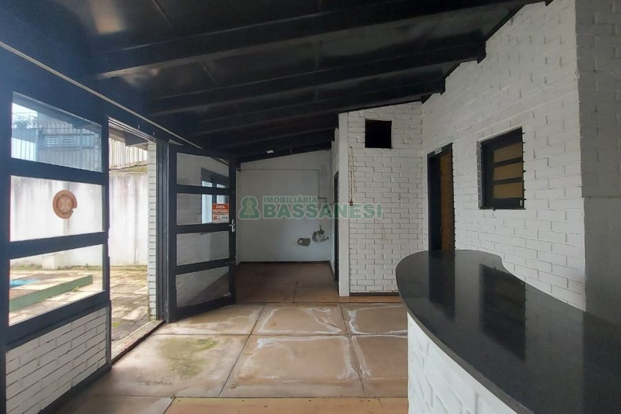 Casa Comercial com 366m², 6 dormitórios, 3 vagas, no bairro São Cristóvão em Caxias do Sul para Comprar