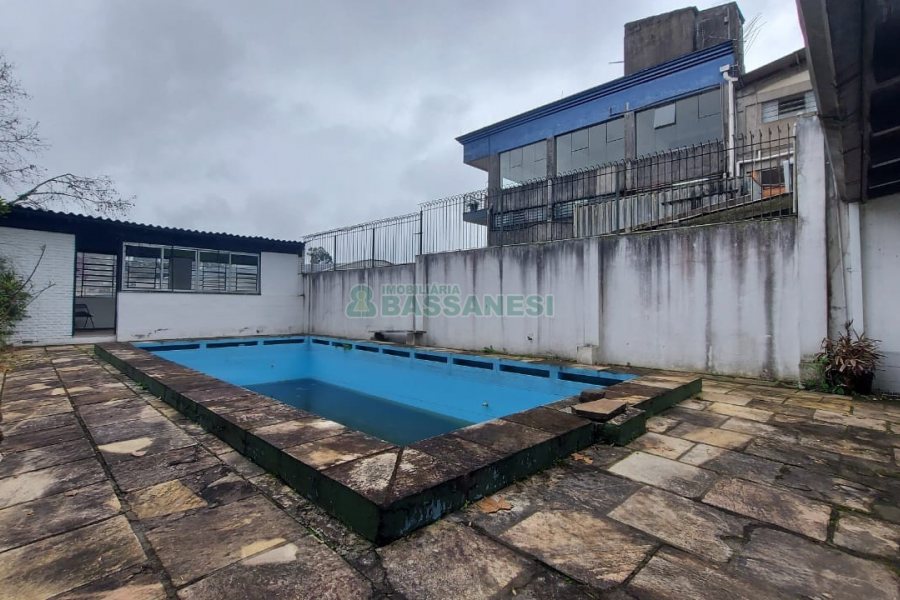 Casa Comercial com 366m², 6 dormitórios, 3 vagas, no bairro São Cristóvão em Caxias do Sul para Comprar