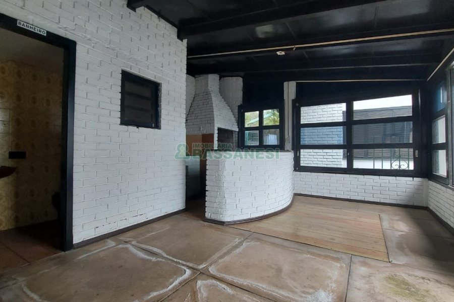 Casa Comercial com 366m², 6 dormitórios, 3 vagas, no bairro São Cristóvão em Caxias do Sul para Comprar