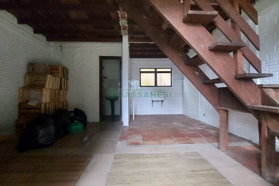 Casa Comercial com 366m², 6 dormitórios, 3 vagas, no bairro São Cristóvão em Caxias do Sul para Comprar