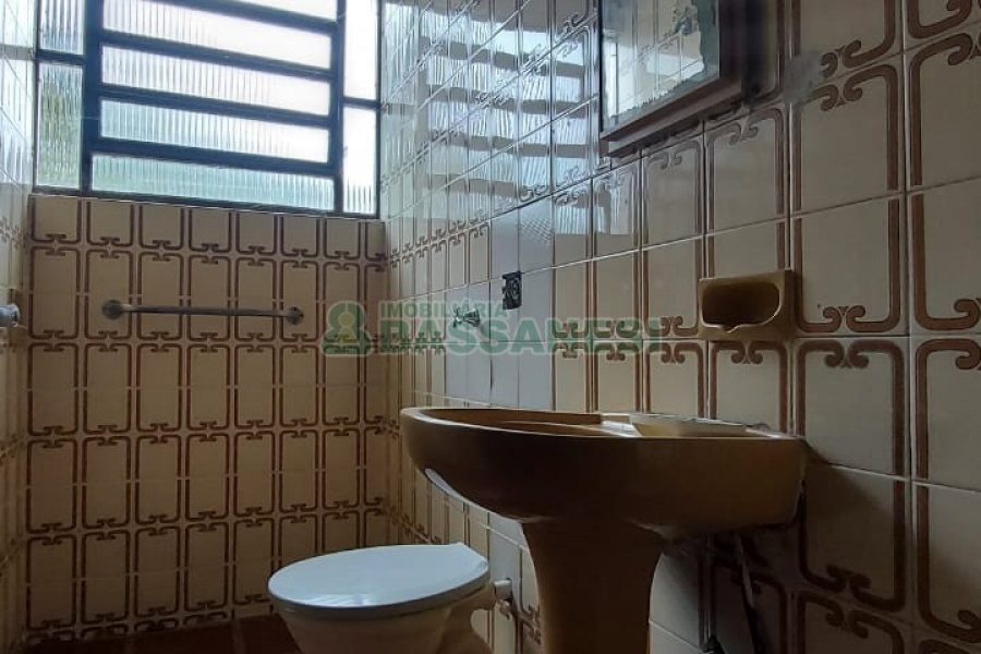 Casa Comercial com 366m², 6 dormitórios, 3 vagas, no bairro São Cristóvão em Caxias do Sul para Comprar