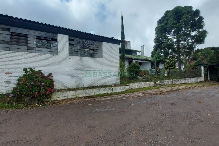 Casa Comercial com 366m², 6 dormitórios, 3 vagas, no bairro São Cristóvão em Caxias do Sul para Comprar