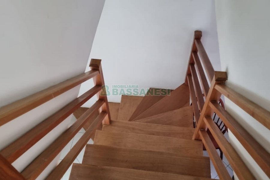 Sobrado com 49m², 2 dormitórios, 2 vagas, no bairro Marechal Floriano em Caxias do Sul para Comprar