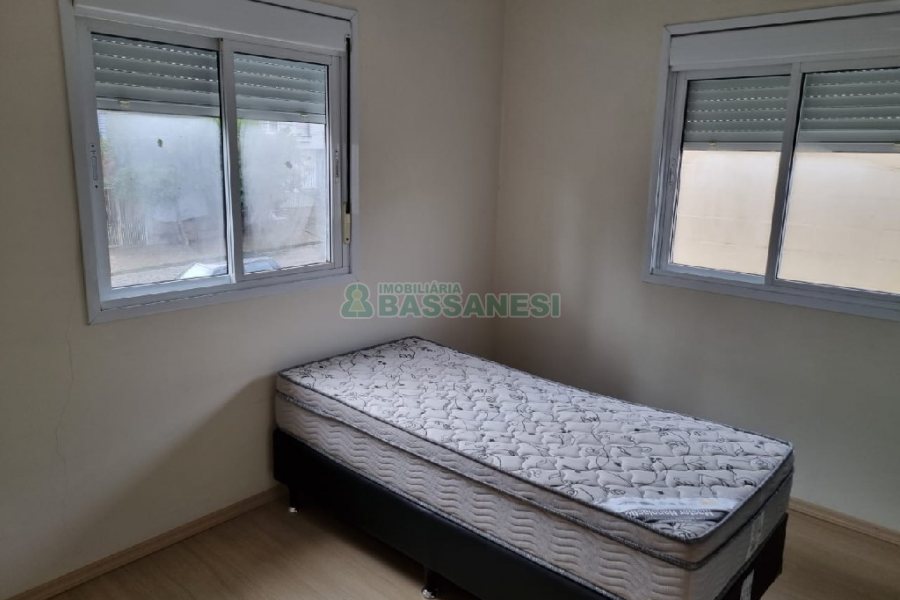 Sobrado com 49m², 2 dormitórios, 2 vagas, no bairro Marechal Floriano em Caxias do Sul para Comprar