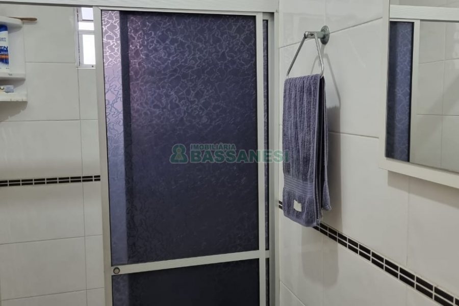 Sobrado com 49m², 2 dormitórios, 2 vagas, no bairro Marechal Floriano em Caxias do Sul para Comprar